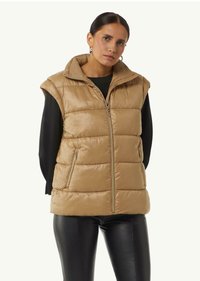 Beige Puffermantel mit einem Reißverschluss vorn, hohem Kragen und seitlichen Taschen. Hergestellt aus glattem, glänzendem Material mit einem gesteppten Muster.