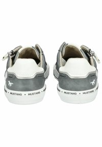 Baskets grises avec accents blancs, tige en cuir texturé, design perforé et semelle en caoutchouc avec marque. Détail de fermeture éclair à l'arrière inclus.