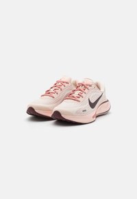 Nike løpesko i lys rosa mesh med mørkere rosa detaljer. Har en polstret såle, runde lisser og en swoosh-logo på siden.