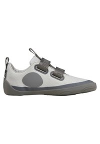 Chaussures d'escalade grises avec une tige en tissu texturé, deux sangles ajustables, un bout arrondi et une semelle en caoutchouc durable. Dotées d'un accent circulaire.