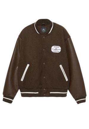 Hnedá univerzitná bunda s koženými rukávmi, pruhovaným golierom a manžetami, dvoma prednými vreckami lemovanými bielou farbou a nášivkou s nápisom "Sports Est. MCMXCI Competition".