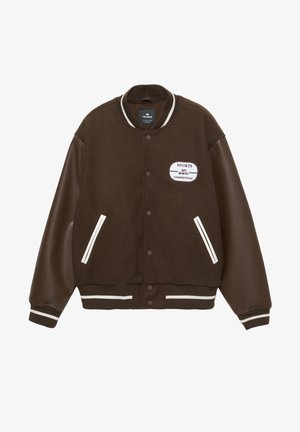 Veste universitaire marron avec manches en cuir, col et poignets rayés, deux poches avant bordées de blanc, et un écusson "Sports Est. MCMXCI Competition".