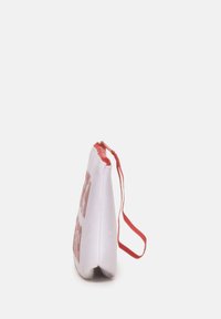 Borsetta in tessuto bianco con cerniera e tracolla rossa, caratterizzata da un motivo stampato in rosso a contrasto. Forma compatta e triangolare.