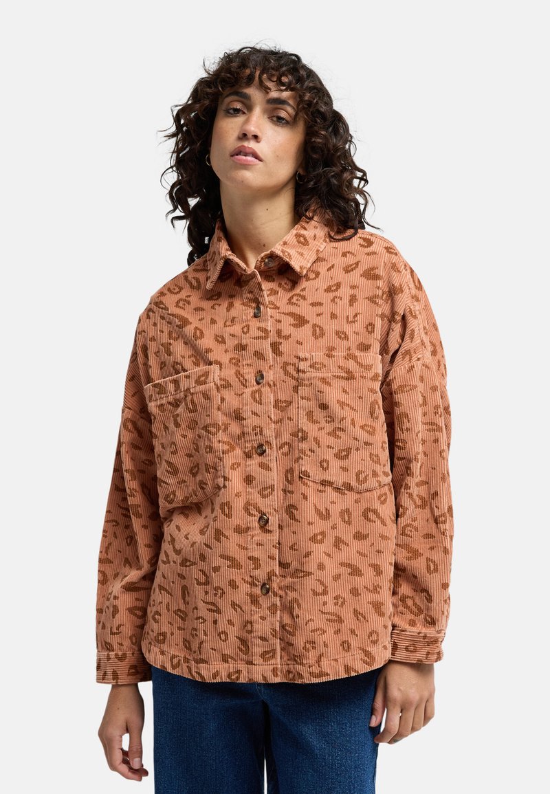 Camicia in velluto a coste marrone con una sottile stampa leopardata, dotata di un'apertura con bottoni, due tasche sul petto e colletto.