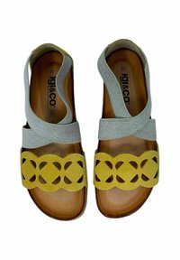 Sandali in suede giallo con design a ritaglio sulla fascia, bande incrociate in tessuto grigio e suola con finitura in legno naturale. Taglia 37, made in Italy.