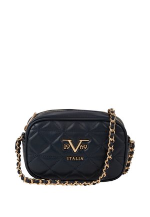 Zwarte doorgestikte leren crossbodytas met gouden kettingriem en gouden "19V69 ITALIA" logo aan de voorkant. Ritssluiting bovenaan.
