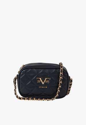 Schwarze gesteppte Leder-Umhängetasche mit goldenem Kettenriemen und goldenem "19V69 ITALIA" Logo auf der Vorderseite. Reißverschluss oben.