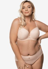 Jasnoróżowy stanik z koronkowym wykończeniem, o strukturalnym wzorze i gładkich miseczkach. Pasujące majtki w wysokim stanie mają mały złoty akcent.