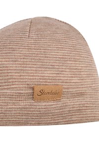 Braun und beige gestreifte Strickmütze in runder Form. An der Seite ist ein braunes Lederschild mit dem Markennamen "Sterntaler" angenäht.