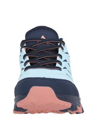 Hellblaue Sportschuhe mit marinefarbenen Akzenten, strukturiertem Synthetikmaterial, kontrastierenden Schnürsenkeln und einer pinken Gummisohle. Mit Sternmustern.