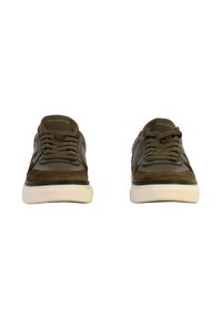 Sneaker in pelle e suede marrone con lacci e suole in gomma bianca, viste dall'avanti su uno sfondo bianco.