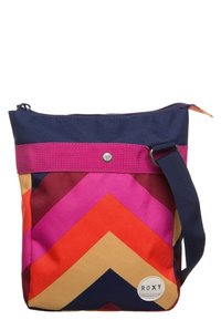 Bolso crossbody compacto con un diseño de chevron en rosa, rojo, marrón y azul marino, que incluye una correa azul marino y un parche con el logo de la marca ROXY.