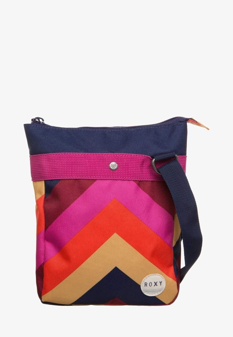 Bolso crossbody compacto con un diseño de chevron en rosa, rojo, marrón y azul marino, que incluye una correa azul marino y un parche con el logo de la marca ROXY.