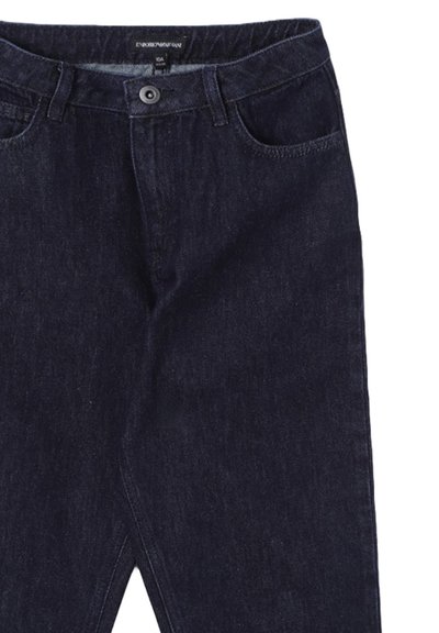 Jeans in denim blu scuro con design classico, dotati di chiusura con bottone, cinque tasche e una leggera texture. Nessun motivo o dettaglio visibile.