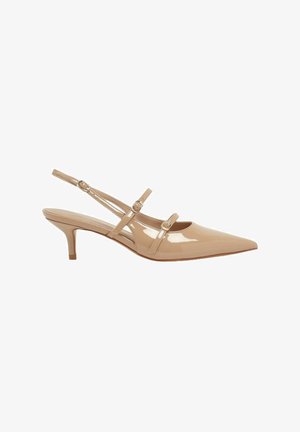 Scarpa slingback beige in pelle verniciata con punta a punta, due sottili cinturini con fibbia e tacco basso a gattino.