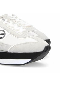 Witte sport sneakers van suede en stof, met een zwarte streep en logo, een gevoerde zool en een gestructureerde rubberen loopzool.