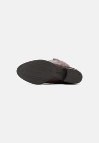 Gabor Botas - teak