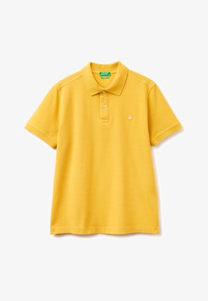 Gelbes Poloshirt mit kurzen Ärmeln, zwei Knöpfen und einem kleinen gestickten Logo auf der linken Brust vor weißem Hintergrund.