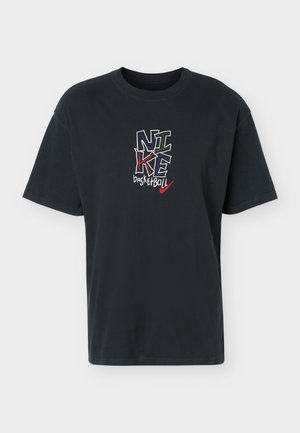 Czarna koszulka Nike z krótkim rękawem, kolorowym, stylizowanym napisem "NIKE basketball" i czerwonym logo Swoosh na piersi.