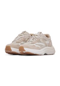 Scarpe sportive beige realizzate in materiale mesh e suede, con una suola intermedia bianca texturizzata e una suola in gomma color cuoio, oltre a lacci piatti e colletto imbottito.
