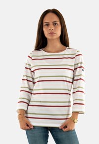 T-shirt a maniche lunghe con righe alternate rosse, verdi e pastello su uno sfondo bianco, realizzato in morbido cotone.