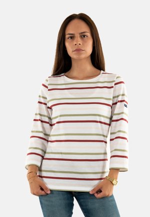 T-shirt à manches longues rayé avec des bandes rouges, vertes et pastel alternées sur un fond blanc, fabriqué en matériau en coton doux.