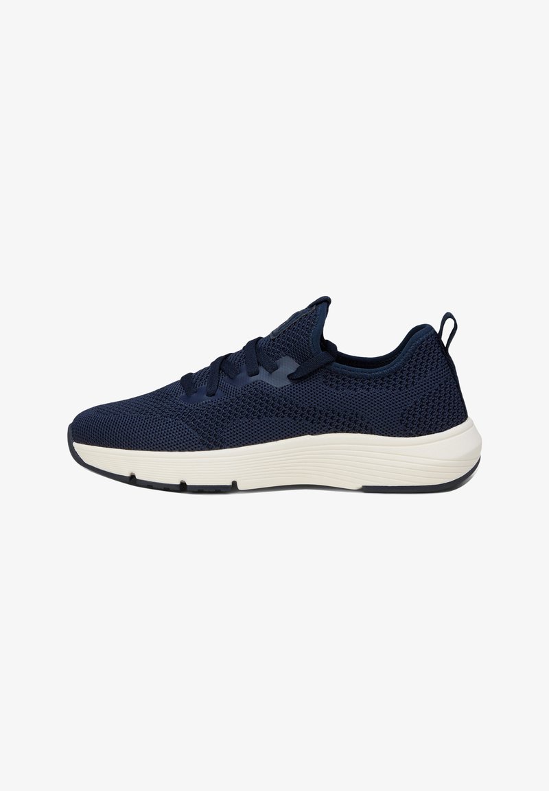 Sneaker in tessuto maglia blu navy con suola imbottita bianca, suola esterna nera, chiusura con lacci e anello sul tallone, mostrato dal lato esterno.