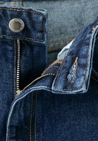 Niebieska tkanina dżinsowa z suwakiem i zapięciem na guzik. Szwy w kontrastującym pomarańczowym kolorze, z widoczną podszewką kieszeni. Teksturowane wykończenie.