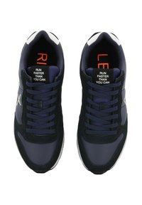 Un paio di scarpe da corsa blu scuro e nere con suole bianche, lacci blu navy e la scritta "CORRI PIÙ VELOCE DI QUANTO PUOI" su ciascun linguetta.