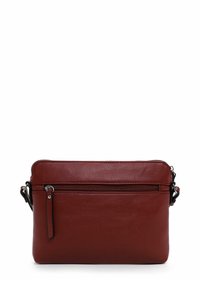 Bolso cruzado de cuero rojo con una textura suave, que cuenta con un cierre superior con cremallera y un bolsillo frontal con cremallera. Diseño rectangular compacto.