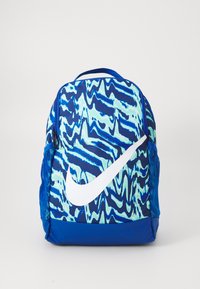 Blå och grönmönstrad ryggsäck med vitt Nike-logotyp, med mesh sidofickor och ett slätt strukturerat material. Dragkedjestängning upptill.