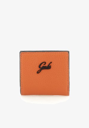 Portafoglio in pelle arancione con superficie testurizzata, design pieghevole e logo nero in rilievo. I bordi sono cuciti con filo dello stesso colore.