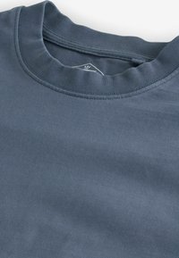 Grauer Baumwollpullover mit rundem Halsausschnitt und glattem Material, mit gerippten Bündchen und Saum. Minimalistisches Design ohne Muster.