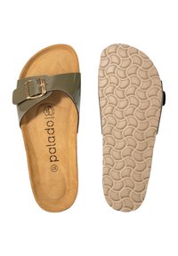 Infradito con una fasciatura verde oliva lucida e una fibbia dorata. La soletta presenta una superficie texturizzata color beige, mentre la suola ha un motivo circolare.