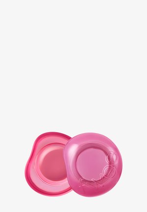 Deux contenants en silicone rose translucide avec des bords arrondis, l'un ouvert et l'autre fermé, posés sur un fond blanc.