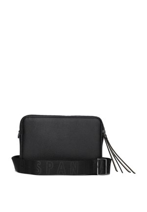 Bolsa de cuero negro con un acabado texturizado, forma rectangular, cierre de cremallera y correa ajustable con el nombre de la marca en relieve.