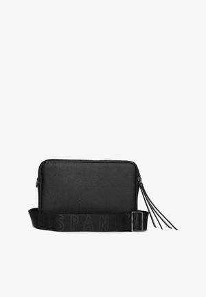 Bolsa de cuero negro con un acabado texturizado, forma rectangular, cierre de cremallera y correa ajustable con el nombre de la marca en relieve.
