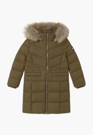 Olivgrüne gesteppte Jacke mit Kunstpelzkapuze, horizontalem Steppmuster, Reißverschluss, zwei Vorderentaschen und Logodetail am Ärmel.