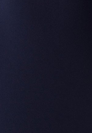 Texture de tissu bleu foncé avec une finition lisse et mate, montrant de légères variations de teinte et une couverture uniforme sur toute la surface.