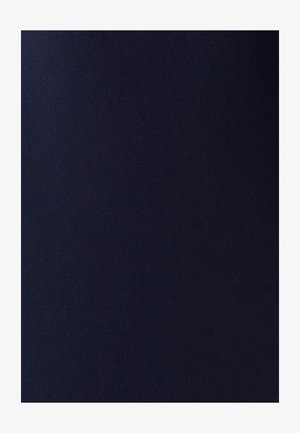 Tamna plava tkanina s glatkom, mat površinom, koja pokazuje blage varijacije u nijansi i ravnomjernu pokrivenost cijele površine.