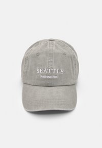 Grijze katoenen honkbalpet met een gebogen rand, voorzien van witte geborduurde tekst "SEATTLE" en "WASHINGTON" op de voorkant.