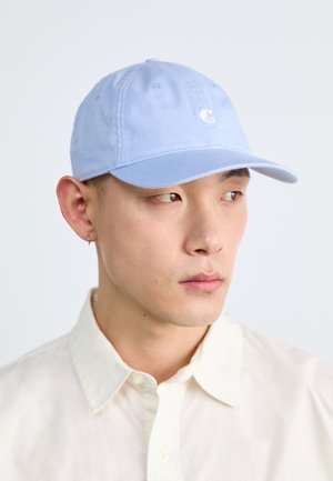 Gorra de béisbol de algodón azul claro con visor curvado y un pequeño logo blanco en la parte delantera. Correa ajustable en la parte posterior para un mejor ajuste.