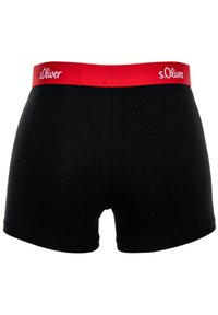 Schwarze Boxer-Shorts mit rotem elastischem Bund, der mit weißem "s.Oliver"-Branding versehen ist. Glatte Textur mit einem figurschmeichelnden Design.