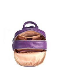 Zaino in pelle viola con finitura texturizzata, scomparti con zip e un rivestimento interno in beige chiaro a contrasto. Design compatto.