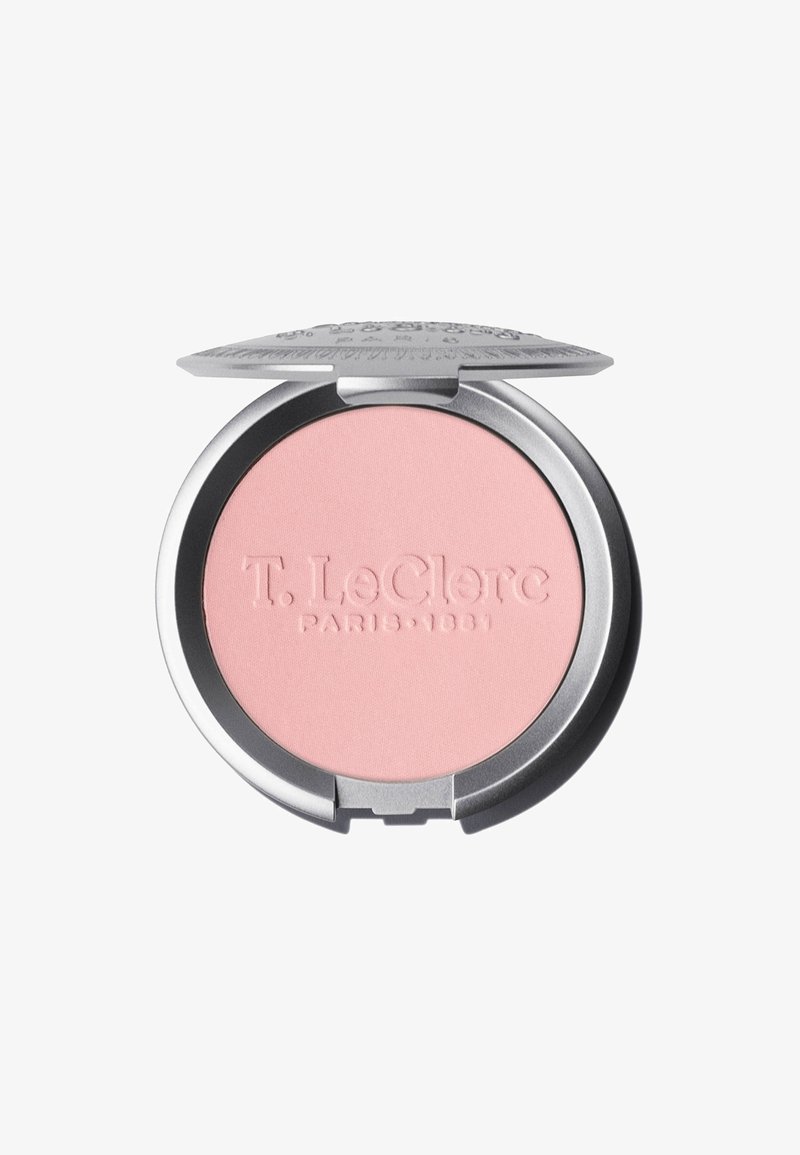 Runder Rouge-Puder-Compact mit einem glatten, weichen rosa Puder im Inneren. Das silberne Metallgehäuse hat ein eingeprägtes Logo und einen klappbaren, reflektierenden Deckel.