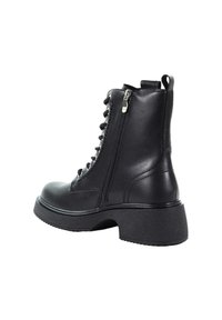 Czarne skórzane botki za kostkę z okrągłym noskiem, bocznym zamkiem błyskawicznym, sznurowanym przodem i masywnym obcasem. Gładka faktura i minimalne detale metalowe.