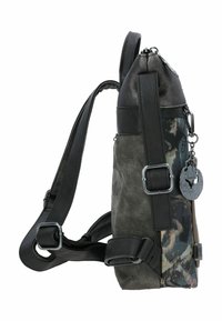 Sac à dos avec un motif camouflage. Fabriqué en tissu texturé et en matériau synthétique lisse. Dispose d'une poche latérale et d'une étiquette décorative.