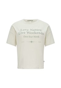 Crèmekleurig katoenen T-shirt met een relaxte pasvorm, met groene tekst: "Hou van de natuur Leef in het weekend" en "Eigendom van je waarde." Korte mouwen, ronde halslijn.