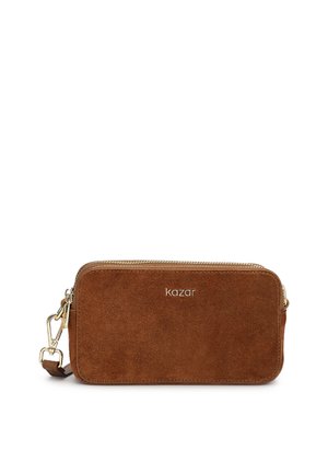 Sac bandoulière rectangulaire en daim marron avec fermeture éclair et fermoir dorés, avec le nom de la marque "kazar" au centre avant.