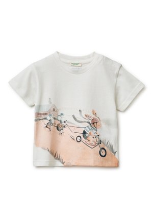 Wit kindert-shirt met illustratie van een konijn op een scooter, voortgetrokken door drie muizen op een zonnig landelijk pad.